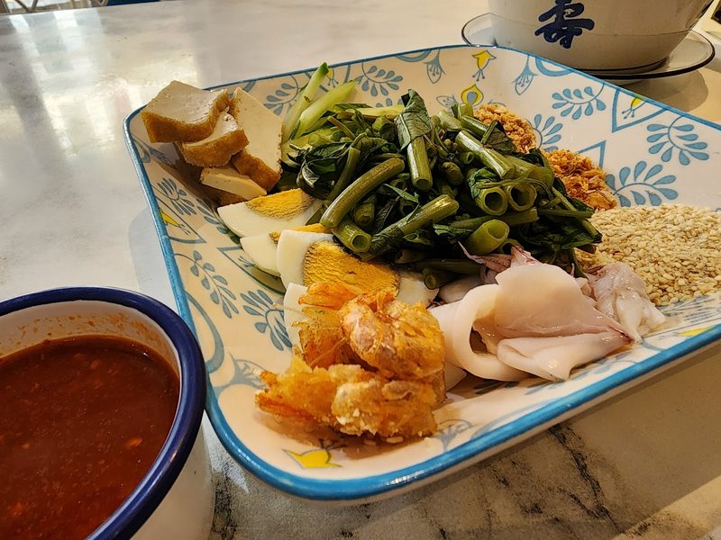 ยาวเย ผักลวก ไข่ต้ม เต้าหู้ และปลาหมึก จัดบนจาน พร้อมถ้วยน้ำราดเปรี้ยวหวาน