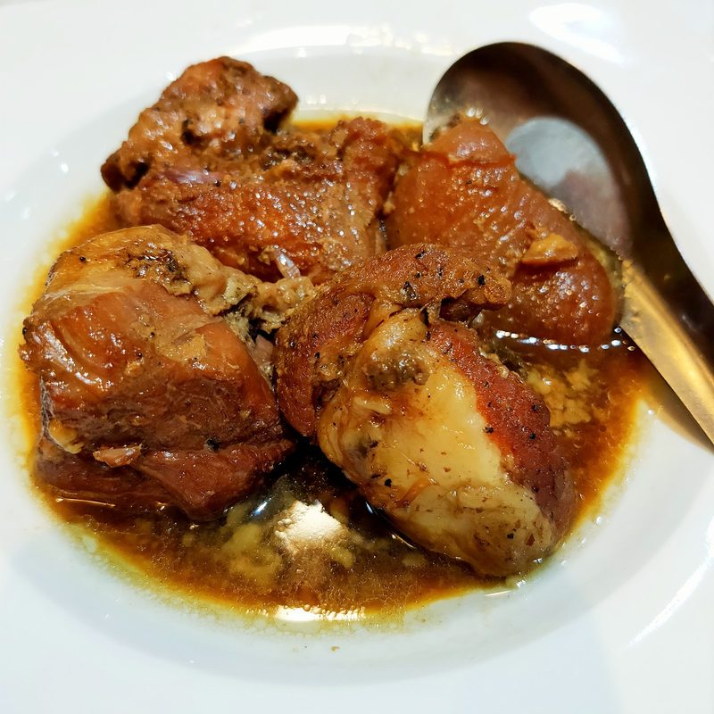 หมูค้อง หมูสามชั้นตุ๋นซอสสีเข้มในชามลายครามขาวน้ำเงิน
