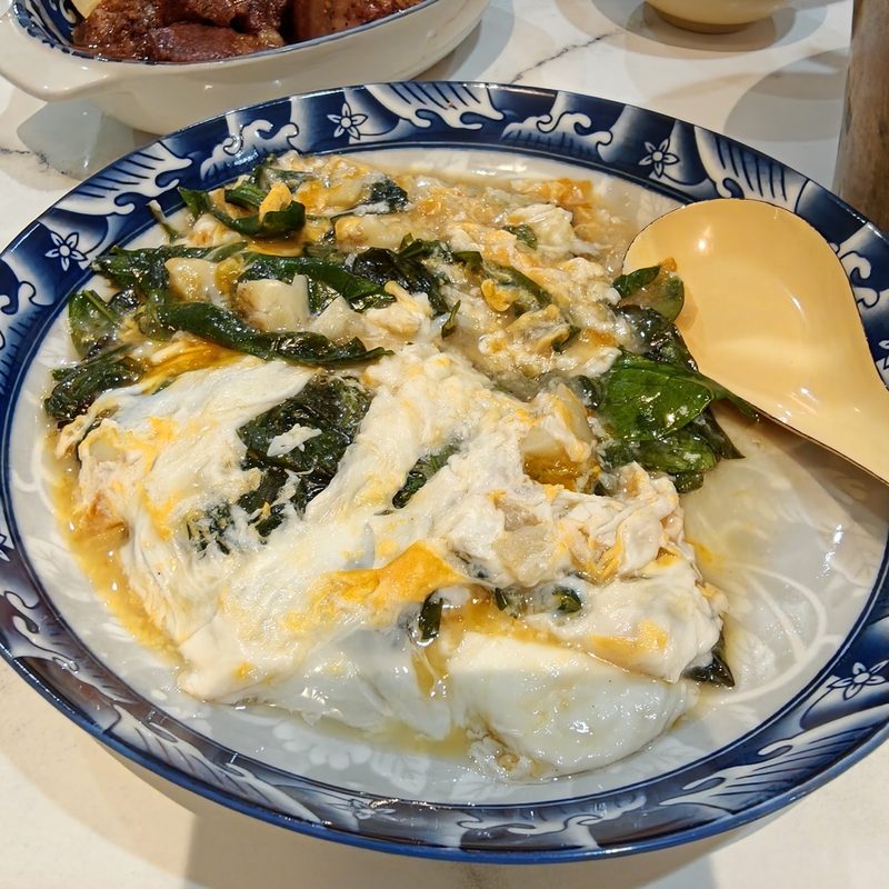 ผักเหลียงผัดไข่ในชามลายครามขาวน้ำเงิน