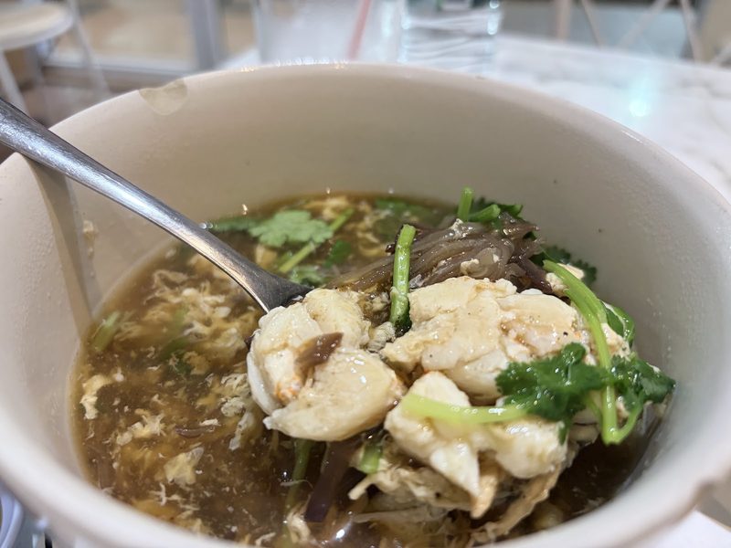 ฮู้เกี่ยมทึ้ง น้ำซุปปลาเค็มกับเต้าหู้และผักชีในชามใหญ่
